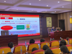 工做人员细致引见“明厨亮灶”工程的落